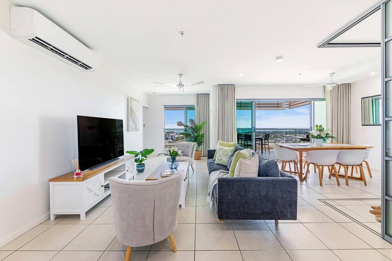 Apartment Crystal Waterfront - A Panoramic Balcony Haven