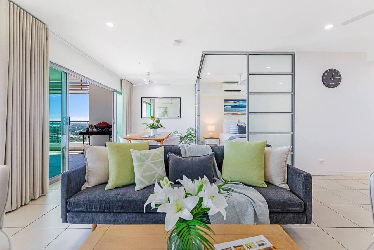 Apartment Crystal Waterfront - A Panoramic Balcony Haven *