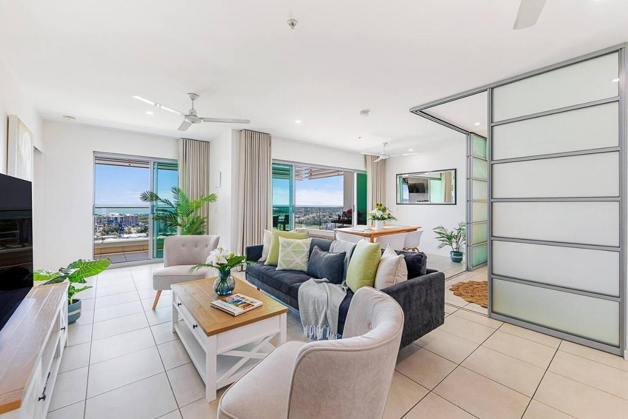 Crystal Waterfront - A Panoramic Balcony Haven Apartment