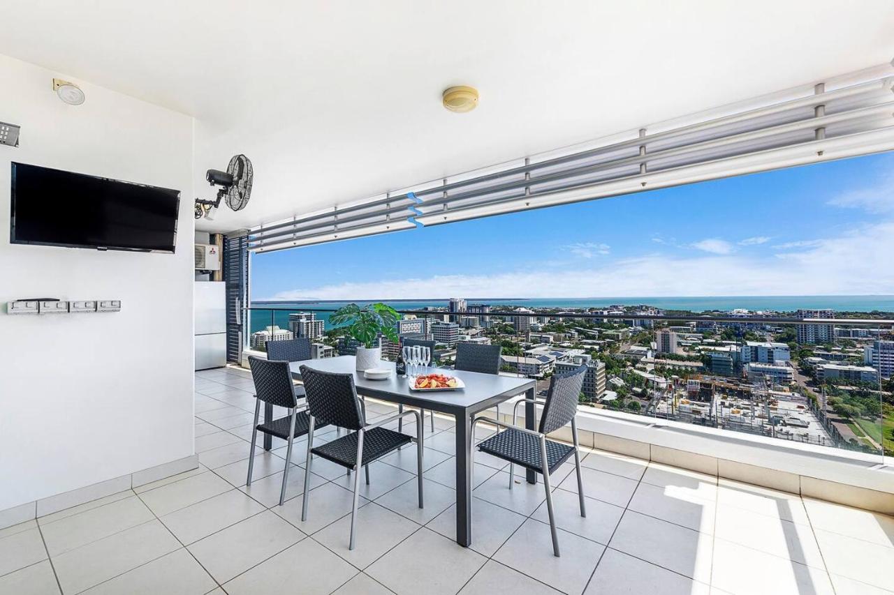 Crystal Waterfront - A Panoramic Balcony Haven Apartment