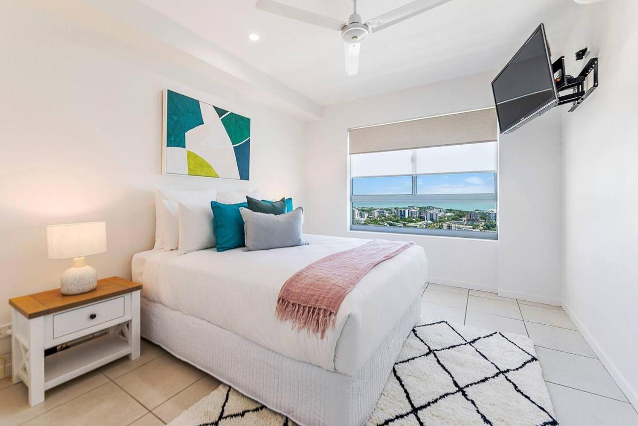 Crystal Waterfront - A Panoramic Balcony Haven *