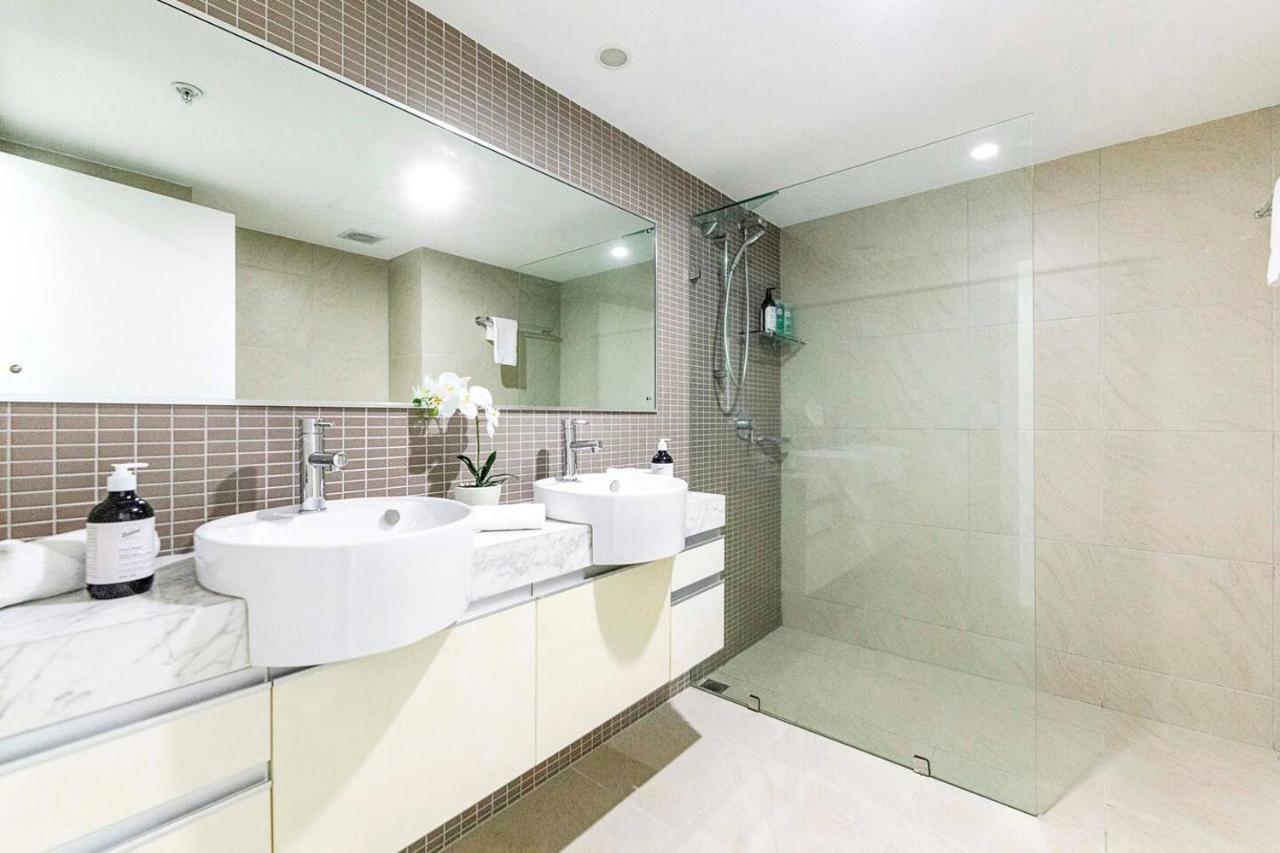 Crystal Waterfront - A Panoramic Balcony Haven Apartment *