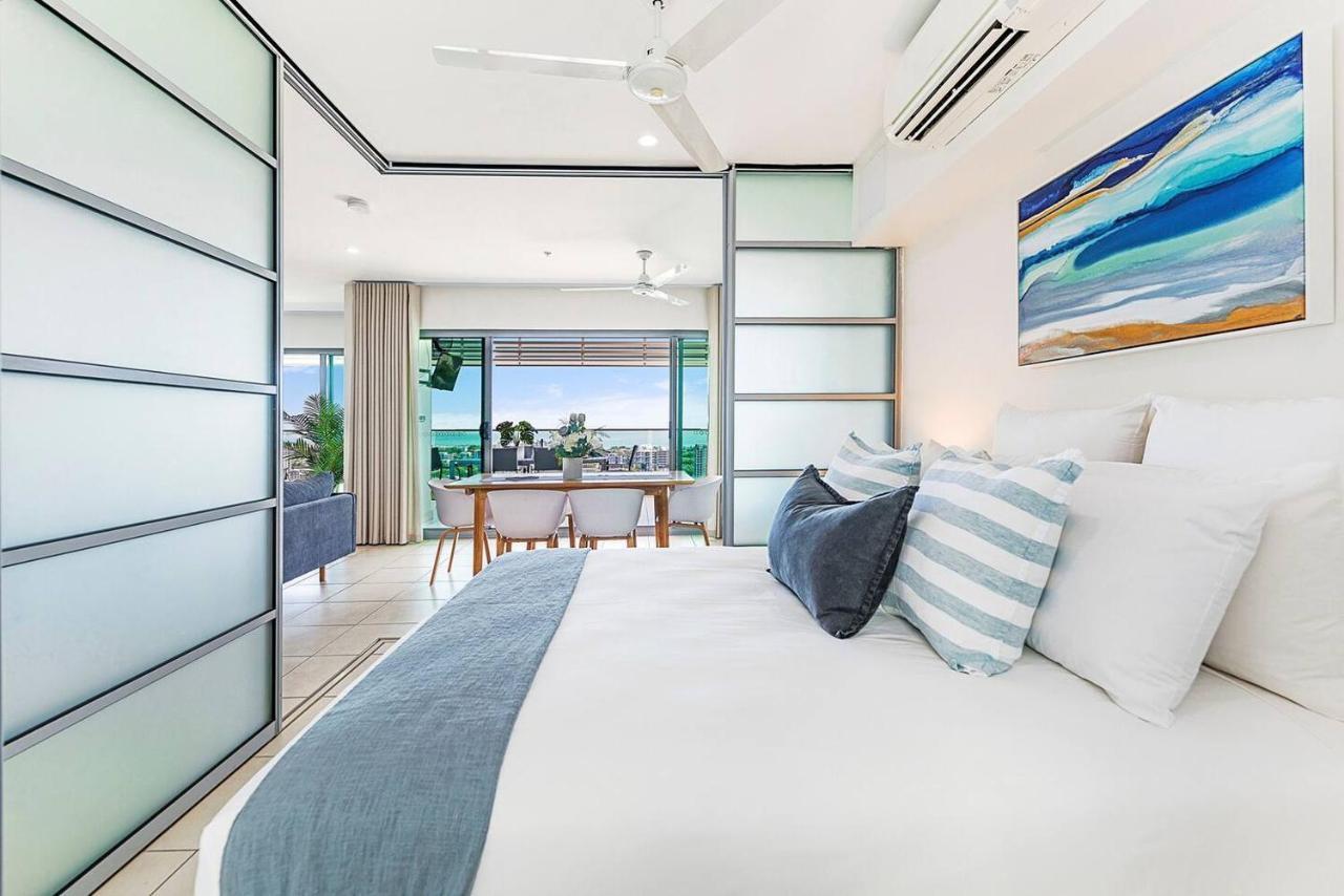 Crystal Waterfront - A Panoramic Balcony Haven *