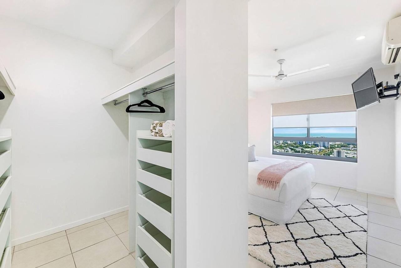 Crystal Waterfront - A Panoramic Balcony Haven Apartment *