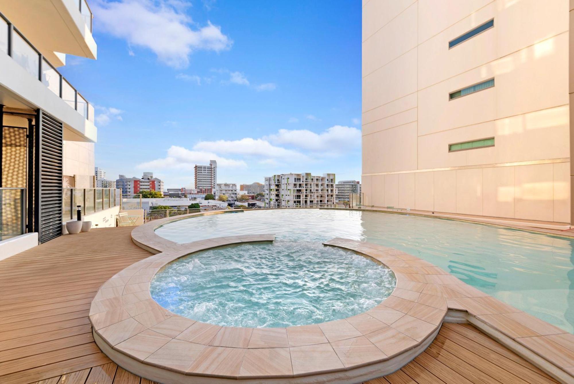 Apartment Crystal Waterfront - A Panoramic Balcony Haven *