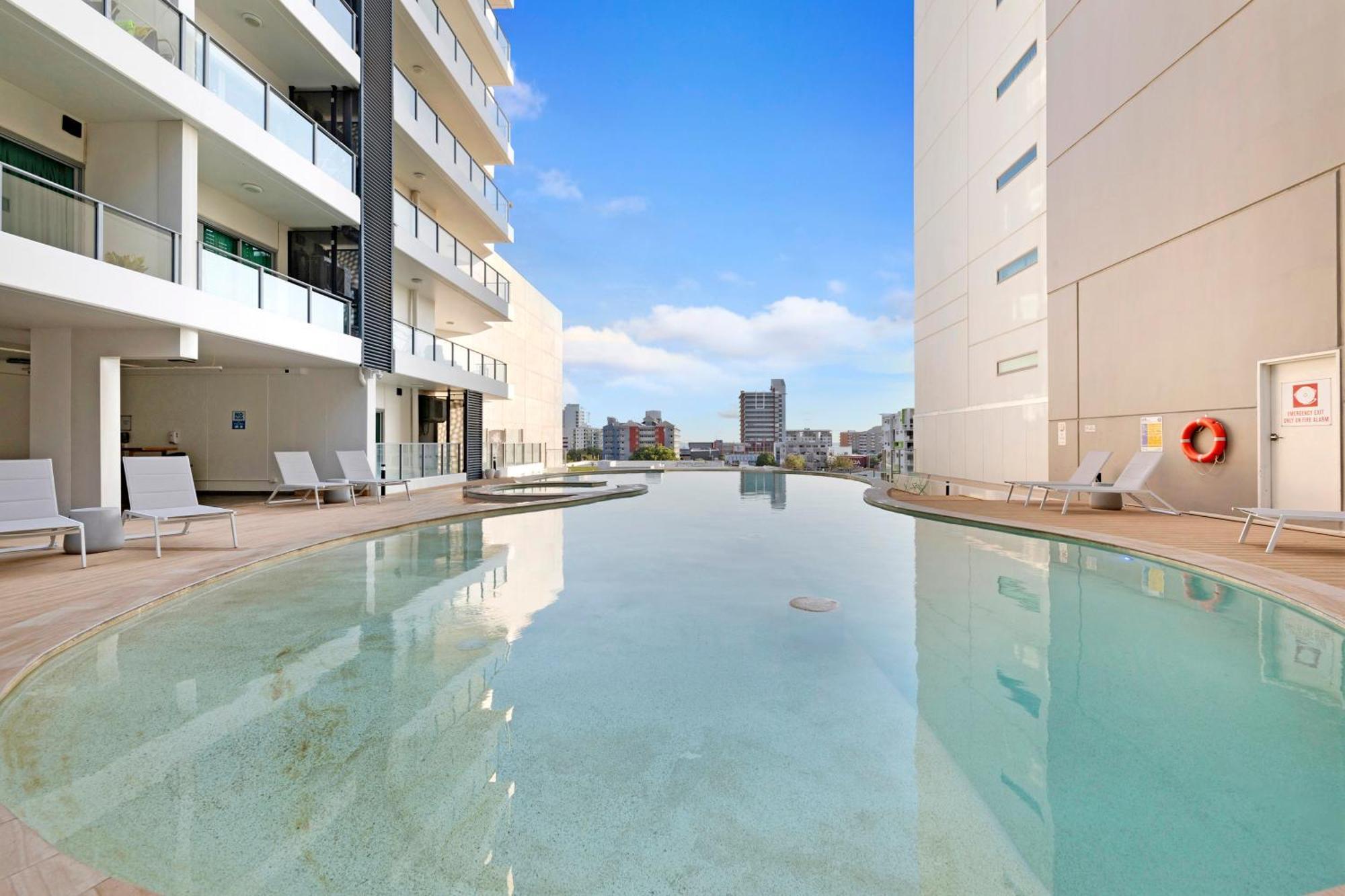 Crystal Waterfront - A Panoramic Balcony Haven * Darwin
